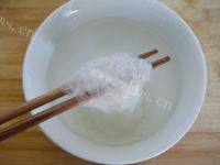 脆口的凉拌菠菜粉丝做法图解3)