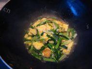 家常菜大蒜炒蛋做法图解6)