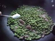 自制小炒豌豆的做法图解七