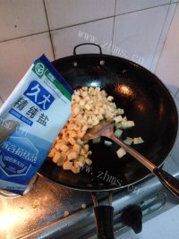 诱人的辣炒藕丁做法图解6)