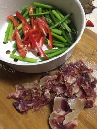 色泽鲜亮的蒜苔炒腊肉做法图解1)