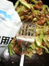 营养丰富的丝瓜炒肉做法图解8)