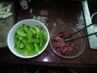 牛肉炒荷兰豆做法图解2)