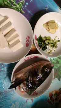 珍馐美味的鱼头豆腐汤做法图解1)