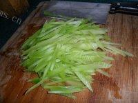色味俱佳的莴笋胡萝卜丝做法图解3)