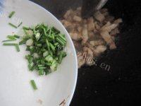 简易五花肉炒蕨菜做法图解5)