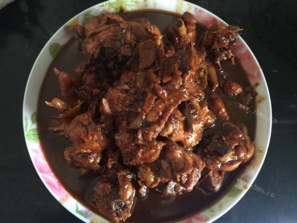 色泽鲜亮的红烧鸡