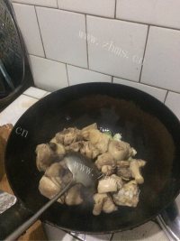 营养丰富的鸡腿炖蘑菇做法图解5)