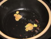 酸菜鲫鱼肥肠汤的做法的做法图解三