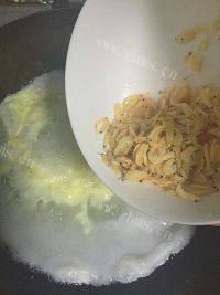 美味的虾皮紫菜蛋花汤做法图解4)