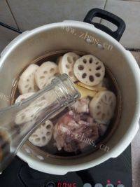 诱人排骨莲藕汤做法图解4)