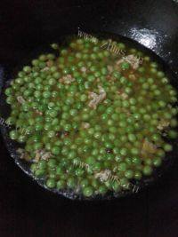 家常菜豌豆炒肉末做法图解4)