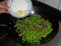 家常菜腊肉荷兰豆做法图解11)