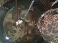 美味湖头米粉汤煮法做法图解4)