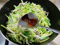 家常菜蒜苗炒肉丝做法图解8)
