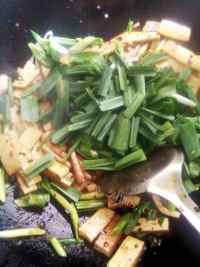 家常菜蒜苗炒豆腐干做法图解6)