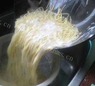 口感极佳的简易炸酱面做法图解6)