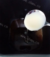 风味独特的苋菜汁炼乳腰果吐司做法图解2)