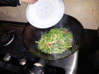 「家庭版」蒜苗炒腊肉做法图解2)