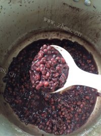 美味的自制红豆黑米馅做法图解1)