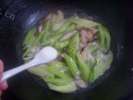好吃的芹菜虾仁做法图解8)