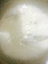 美味的鲫鱼豆腐汤做法图解4)