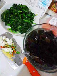 家常菜木耳炒青菜做法图解1)