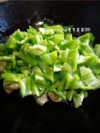 家常菜尖椒肥肠做法图解7)
