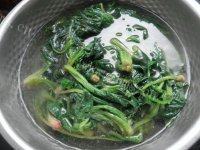 超级简单的凉拌菠菜做法图解3)