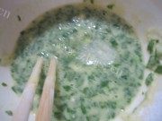 喷香的菠菜鸡蛋饼做法图解2)