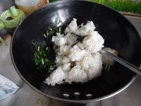 质嫩爽口的韭菜炒饭做法图解5)