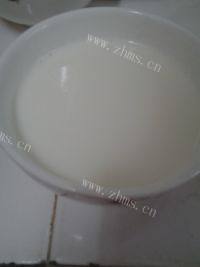 美味的牛奶炖鸡蛋做法图解4)