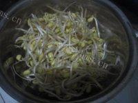 百吃不厌的五花肉炒黄豆芽做法图解1)