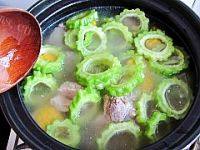 美味的苦瓜玉米排骨汤做法图解11)
