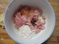色泽鲜亮的青菜肉丝面做法图解3)