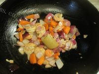 美味的咖喱虾仁焖米饭做法图解8)