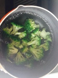 美味的西兰花胡萝卜牛肉泥做法图解4)