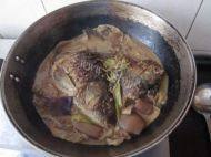 铁锅白菜肉皮炖鲤鱼的做法图解九