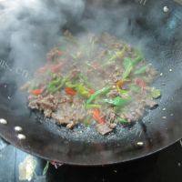 家常菜双椒炒牛肉做法图解6)