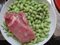家常菜肉末毛豆做法图解1)