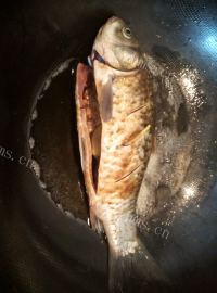香飘十里的葱焅鲫鱼做法图解4)