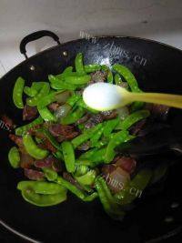 家常菜荷兰豆炒腊味做法图解4)
