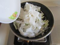 诱人的干炒牛河做法图解7)