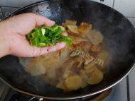 「DIY美食」青椒土豆片做法图解9)