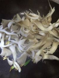 美味的鸡蛋蘑菇汤做法图解3)