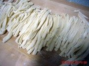 美味的瑶柱骨汤手擀面做法图解5)