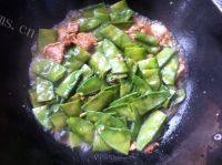 食欲满满的扁豆角炒肉做法图解8)