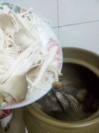 美味的香菇鸡汤做法图解4)