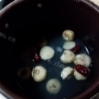 好喝的养生枸杞马蹄汤做法图解5)
