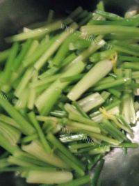 养颜的芹菜炒肉做法图解3)